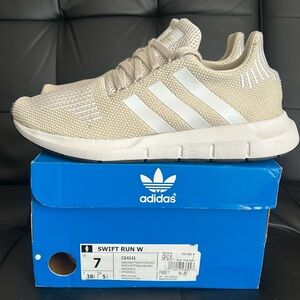Adidas Swift Run women’s size 7 color:beige/Wht